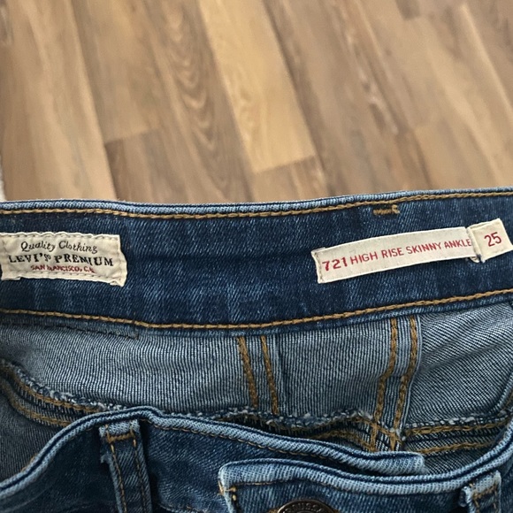 721 High Rise Levi’s - Picture 3 of 3